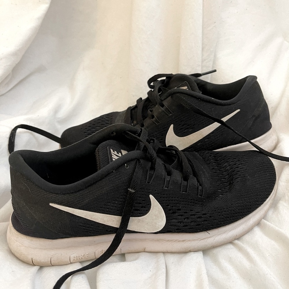 NIKE FREE RN